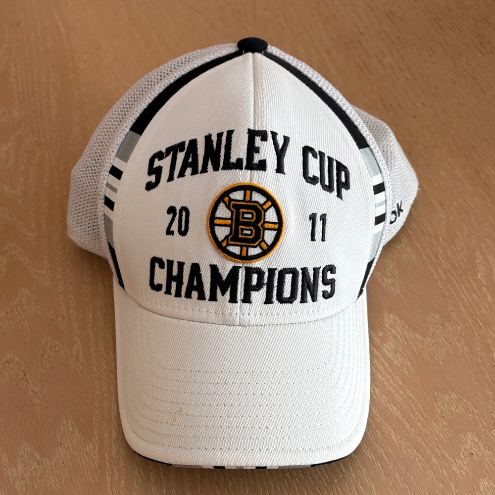 Boston Bruins White and Black Stanley Cup Champions Cap 2011